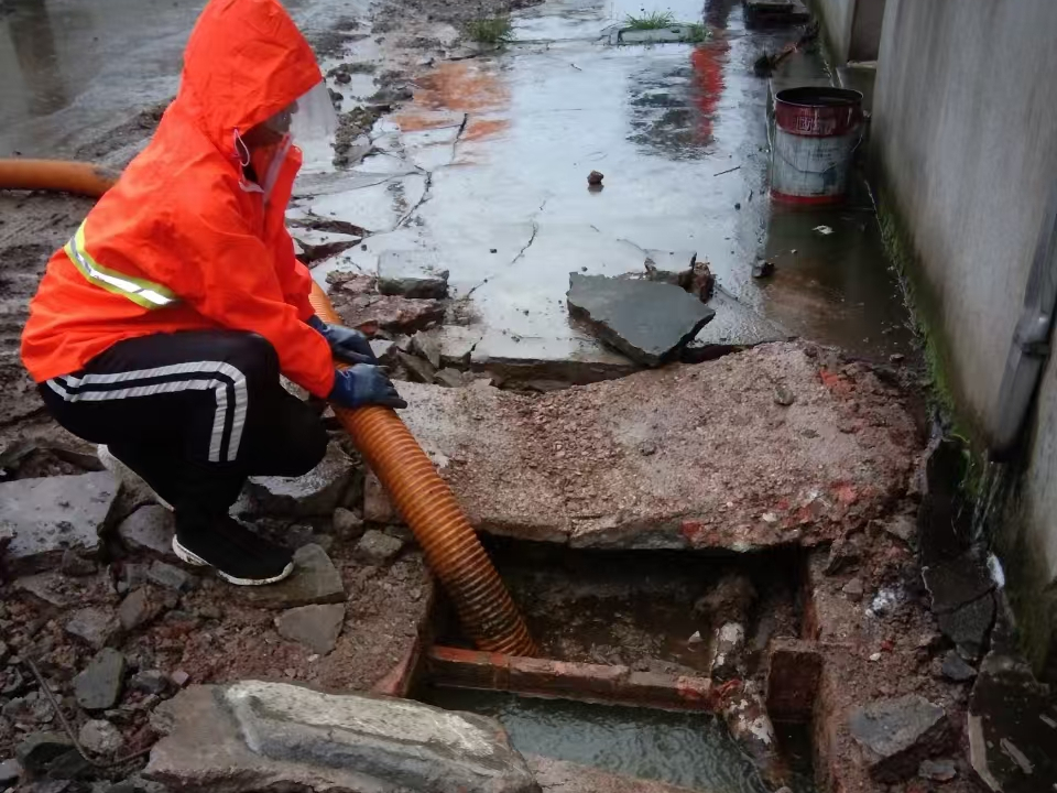 赫山专业清理污水池 炜誉市政以规范流程守护城市 “肠道”