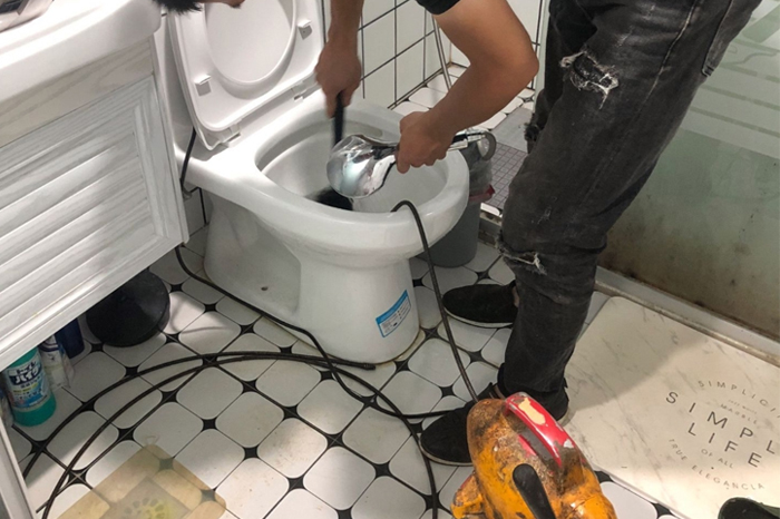 赫山马桶堵塞自己疏通还是找师傅?专业上门服务让你省时更省心